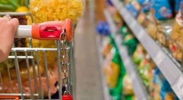 Razzismo al supermercato, «non voglio essere servita dal cassiere di colore»: denunciata 40enne