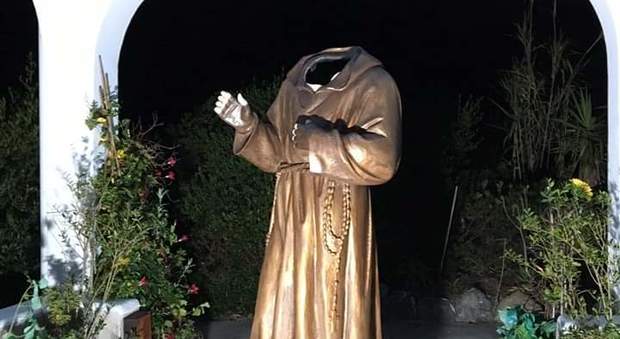 Ponza, decapitata la statua di Padre Pio: caccia ai vandali