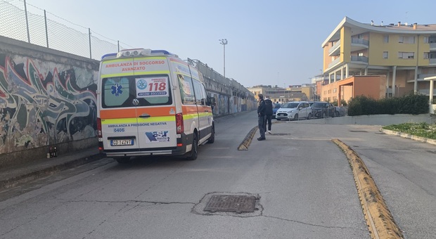 L'ambulanza intervenuta allo stadio Bianchelli