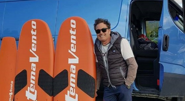 Ha un malore, trovato morto nella sua officina di surf ad Ancona: Enrico Casciani aveva 63 anni