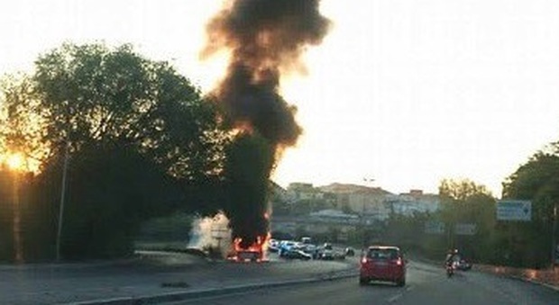 Roma, autobus a fuoco sulla tangenziale: è il quarto in 4 mesi