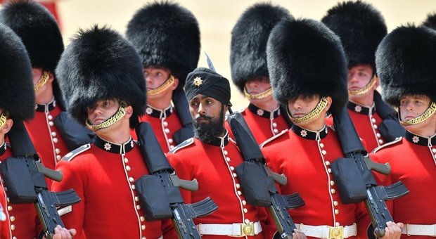 La guardia della Regina indossa il turbante: storica prima volta a Londra