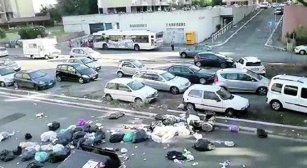Roma, la rivolta del Laurentino 38: cassonetti rovesciati in strada e traffico bloccato