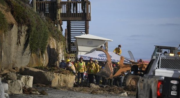 Crolla scogliera sulla spiaggia affollata di bagnanti e surfisti: tre morti e diversi feriti