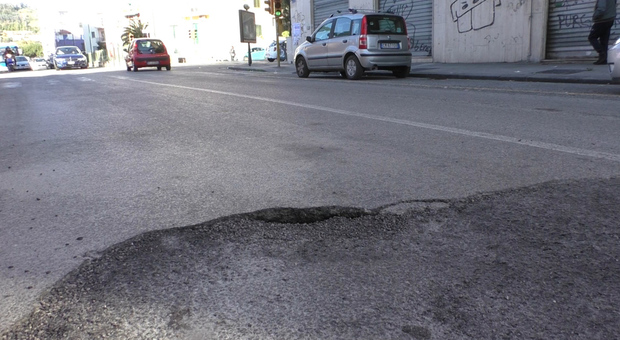 Napoli città a pezzi, nuove crepe a Fuorigrotta: «Domani via ai lavori di messa in sicurezza»