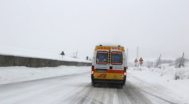 Coronavirus, in Irpinia si libera strada da neve per un bimbo in ambulanza