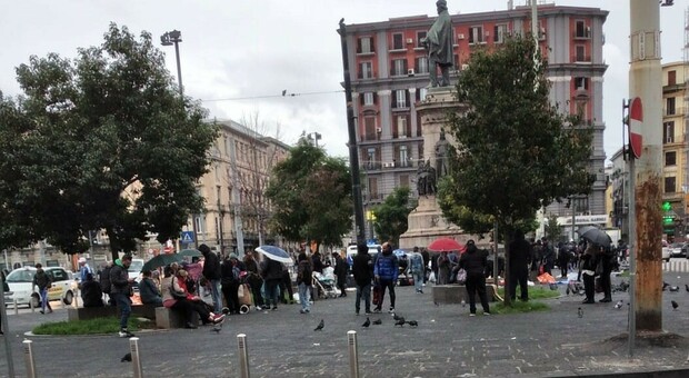 Piazza Garibaldi, l'incubo dei mercatini della monnezza: «Rischio per la salute»