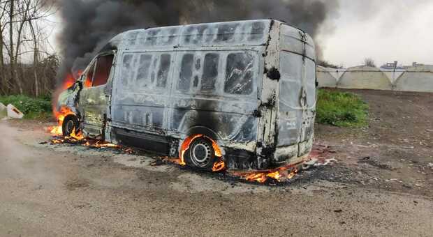 Furgone in fiamme nelle campagne di Caivano, indagini per identificare il proprietario del veicolo