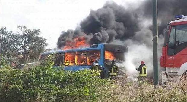Bus di studenti prende fuoco, i ragazzi salvati dall'autista: tragedia sfiorata in Puglia