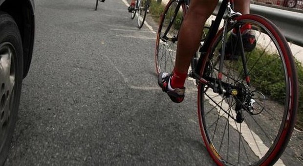 Manovra azzardata, l'ira del ciclista: schiaffi e pugni all'automobilista