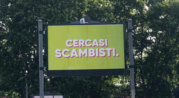 «Cercasi scambisti», svelato il mistero dei cartelloni apparsi a Roma