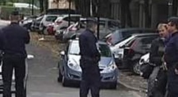Auto contro la polizia, attentatore in fuga: paura al confine Italia-Francia