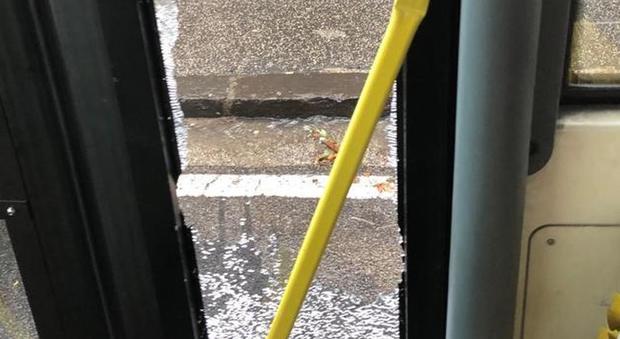 Autista aggredito da automobilista: vetri del bus Anm presi a martellate