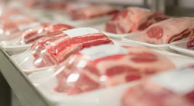 «Carne scaduta sui banconi dei supermercati, pesce e frutta riciclati per giorni». La denuncia dei commessi a Le Iene