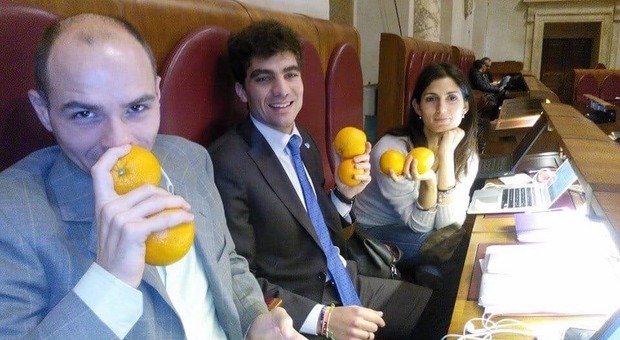 Frongia e Raggi in Campidoglio con le arance contro Marino: la foto fece il giro del web