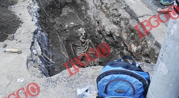 Roma choc, scheletro trovato davanti all'uscita della stazione della metro Piramide
