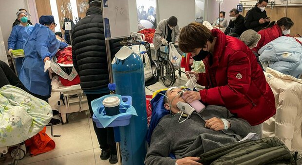 Covid, a Shanghai ospedali al collasso. Malati curati anche sui marciapiedi