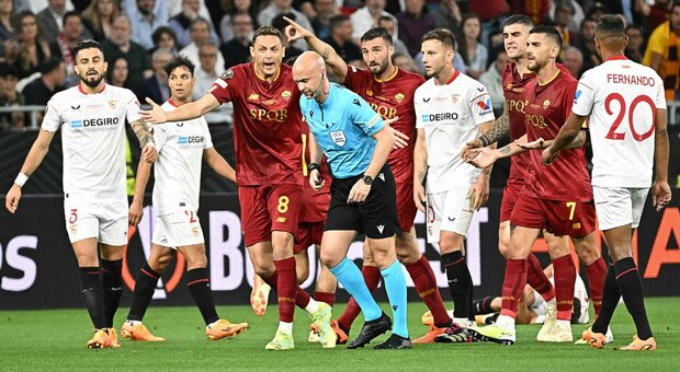 Mourinho furioso conTaylor: ecco tutti gli errori dell'arbitro di Siviglia-Roma, finale di Europa League