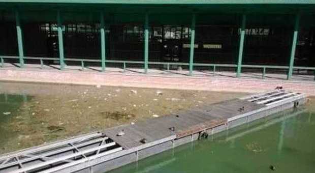 A meno di un mese dall'Expo la nuova Darsena già affonda nei rifiuti -Guarda