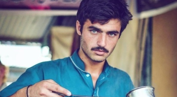 Arshad, da giovane venditore di tè a modello grazie ai social network