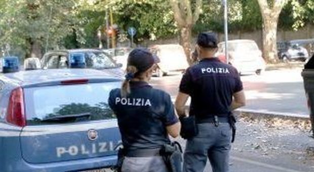 Roma, bambina di dieci anni tenta il suicidio dal terzo piano: salvata da due poliziotte