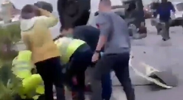 Palermo, schianto tra uno scooter, un'auto e un furgone: morta una ragazza di 21 anni, altri sei feriti