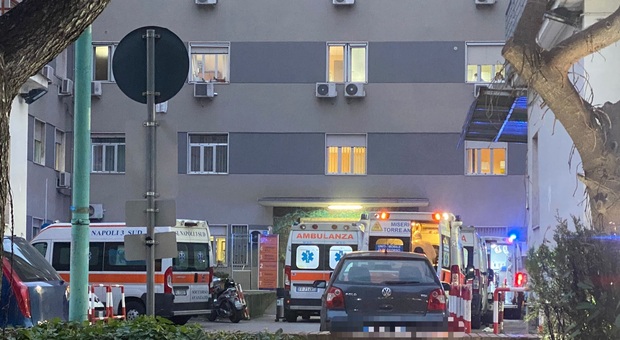 Castellammare, l'ospedale San Leonardo è in trincea: assalto al pronto soccorso