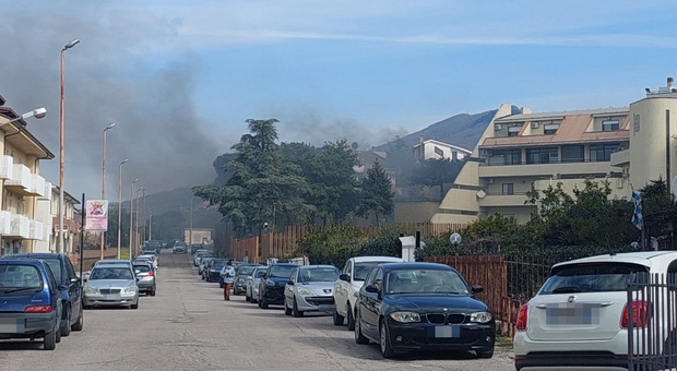 Sessa Aurunca, esplode un'auto: evacuati anche gli uffici del Comune