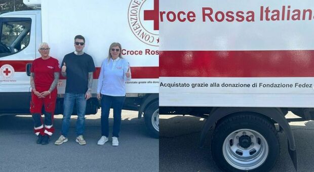 Fedez dona un furgone isotermico per trasportare farmaci in Ucraina: «Felice di aiutare»
