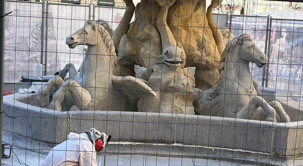 Scrub e ali da ricucire: La Fontana dei Cavalli di Ancona risplenderà in 3 mesi