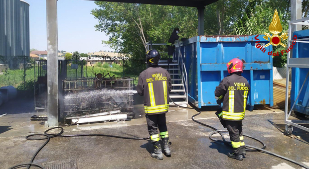 Incendio all’isola ecologica di Ostra, due autobotti dei pompieri sul posto