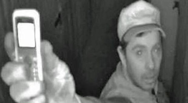 Vienna, ladro vanitoso si fa selfie durante colpo, ma viene beffato dalle telecamere