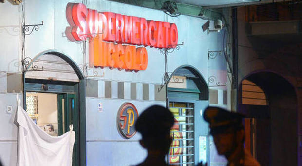 Rapina al supermercato in provincia di Napoli, cliente tenta di sventarla e viene ucciso davanti alla figlioletta