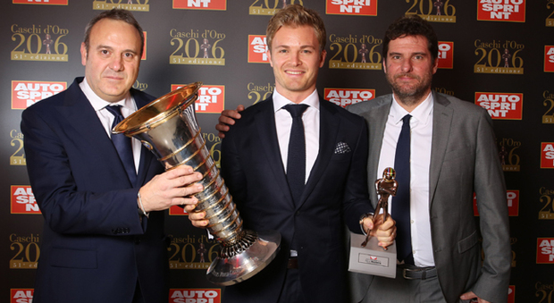 Nico Rosberg premiato dall'ex direttore di Autosprint Alberto Sabbatini (a sinistra) ed all'attuale direttore Andrea Cordovani