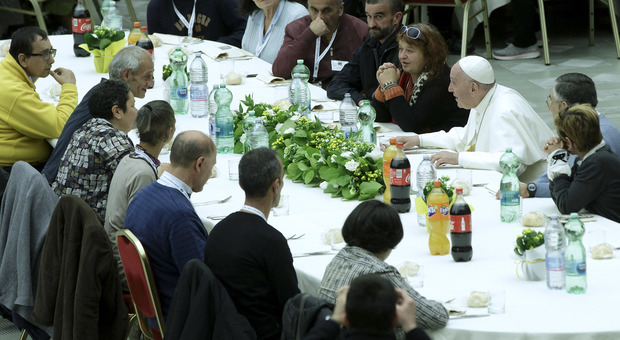 Il Papa a pranzo con i poveri