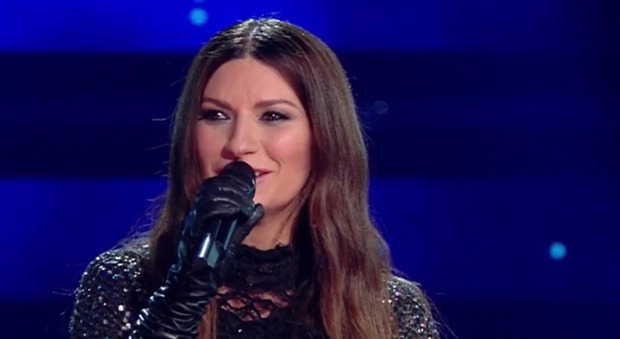 Laura Pausini in lacrime sul palco dell'Ariston. Interviene Fiorello: «Si è emozionata...»