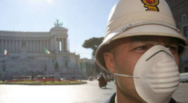 Un vigile con la mascherina a Piazza Venezia nella Capitale