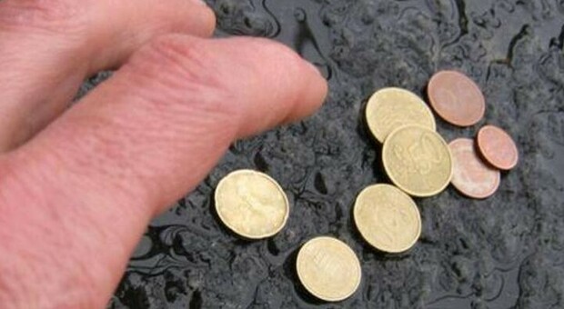  Truffa delle monetine a Roma: «Attenzione, le sono caduti i soldi». Poi le rubano il portafoglio, l'ultimo colpo in Prati 
