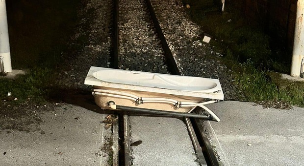 Vasca da bagno sui binari della Circumvesuviana, treno costretto alla frenata d'emergenza. «Evitato il disastro»