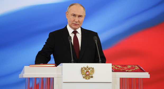 Putin snobbato all'insediamento del suo quinto mandato: l'Occidente rifiuta l'invito, ma alla cerimonia c'erano 6 Paesi Ue
