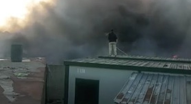 Maxi rogo a Giugliano: le fiamme minacciano il campo rom. Nube visibile da Ischia