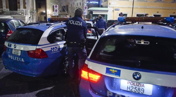 Perugia, i vicini chiamano per gli schiamazzi: la polizia trova la droga