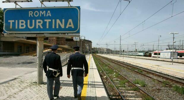 Roma: dimentica lo zaino a bordo del treno e chiede aiuto alla polizia, ma dentro c'è droga