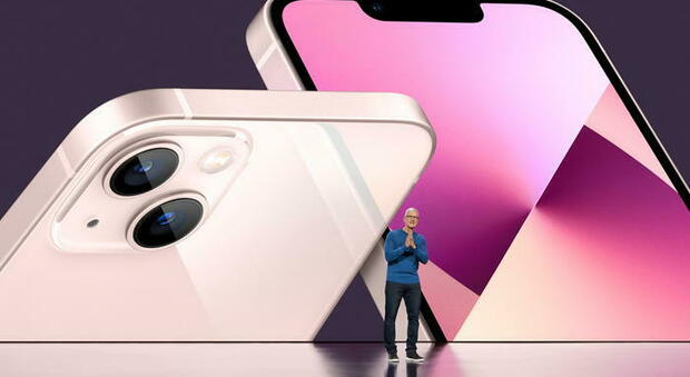 Apple, la crisi dei chip mette in pericolo i regali di Natale: i nuovi iPhone 13 saranno introvabili