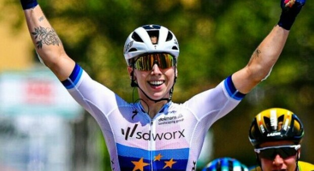 Giro Donne, a Modena festeggia l'olandese Wiebes