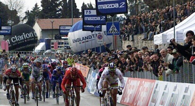 L'arrivo in volata dell'ultima tappa della Tirreno-Adriatico con arrivo a Foligno. Vinse Mario Cipollini in maglia iridata