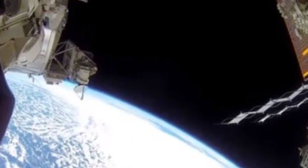Gli astronauti americani a spasso nello spazio fuori dalla Iss