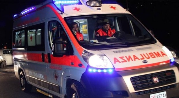 Incidente stradale nell'Avellinese, auto ribaltata, ferito un giovane