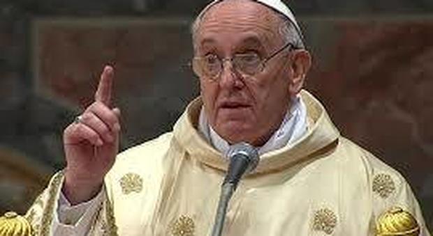 Papa Francesco davanti alla curia: «Siate tutti dei preti da strada vicini alla gente»