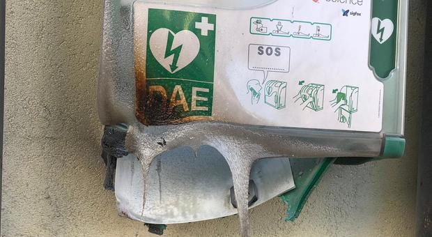 Il defibrillatore danneggiato in centro a Badia